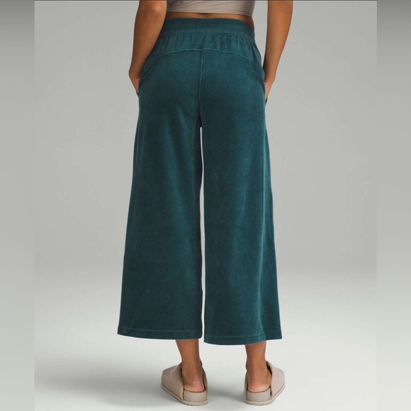 Lululemon Scuba Mid-Rise Wide-Leg Crop - Picture 2 of 6